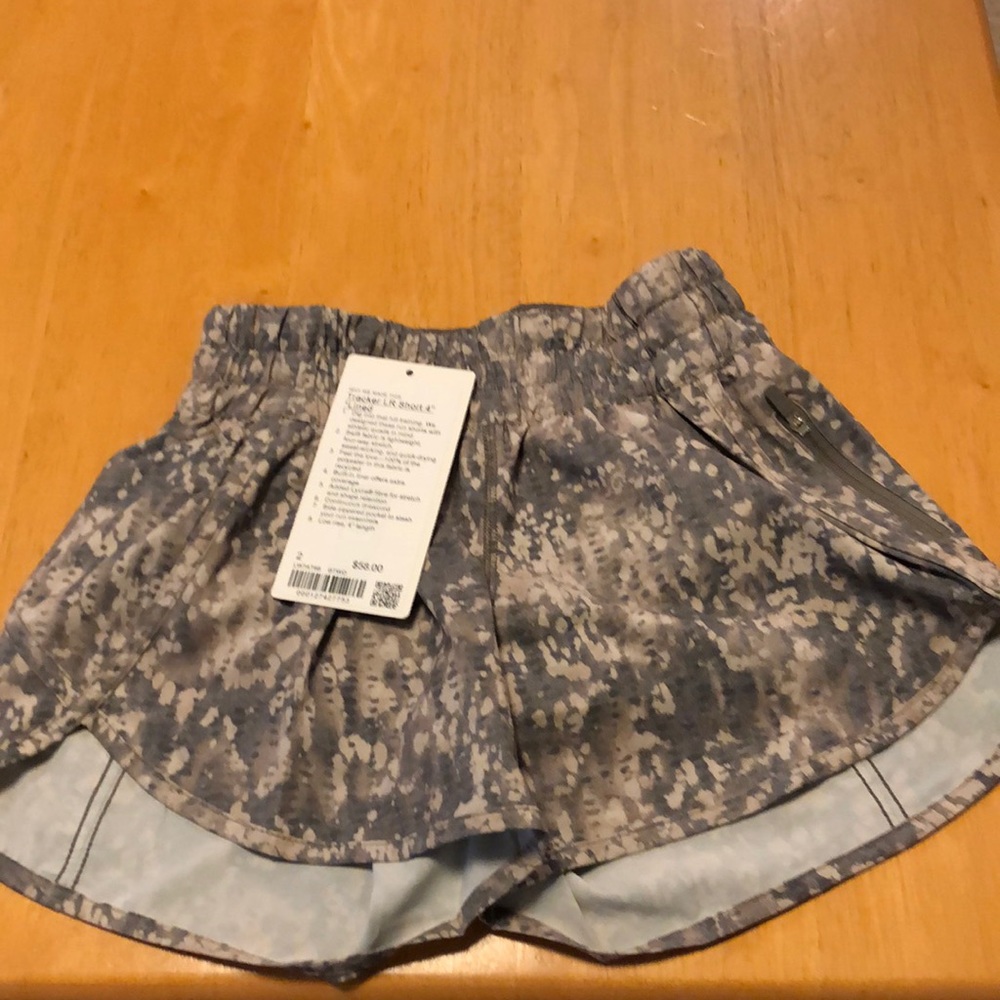 NEW! Lululemon sz 2 Tracker LR Short 4” *Lined